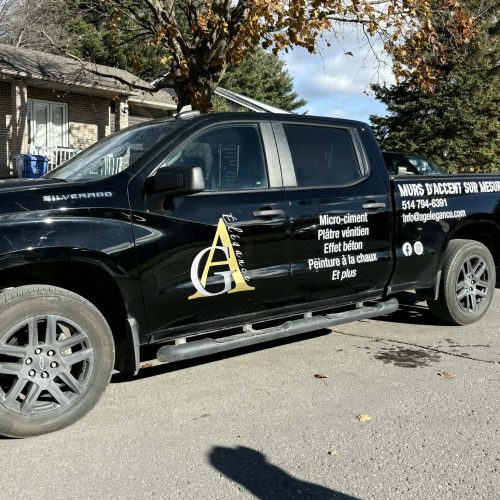 3 photos en bas( elle du bas )