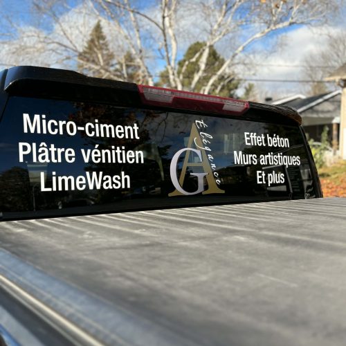 3 photos en bas (elle du milieu)